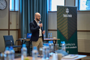 037e21fd96bbc268328c8ede64dcea427d9cdd5c